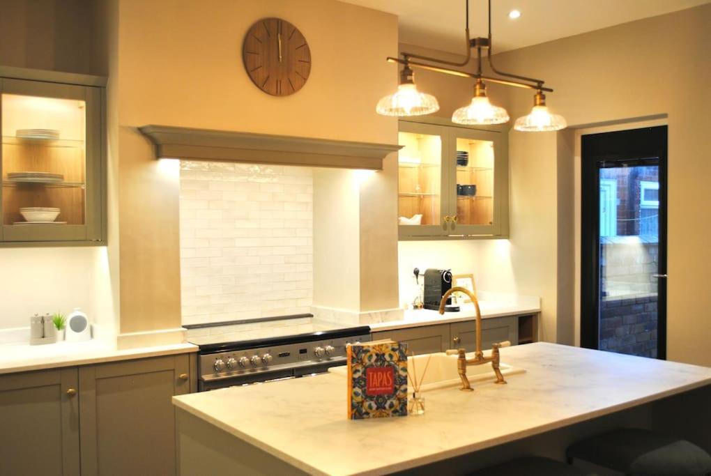 Villa Cosy Renovated House In Warrington Exterior foto